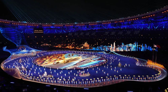 2023年9月23日，演员在杭州亚运会开幕式现场表演（图片来源：新华网）