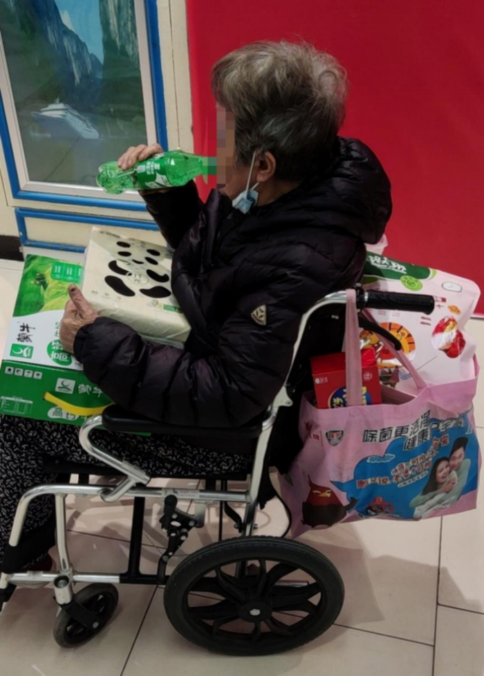 我姥姥逛超市的购买力，后面一大袋子，实在拎不动，挂轮椅把上