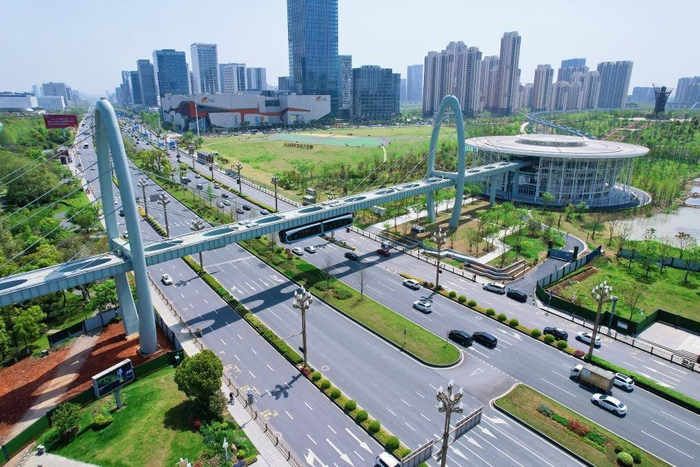 图为光谷空轨驶出高新大道站。（中国铁建铁四院供图）
