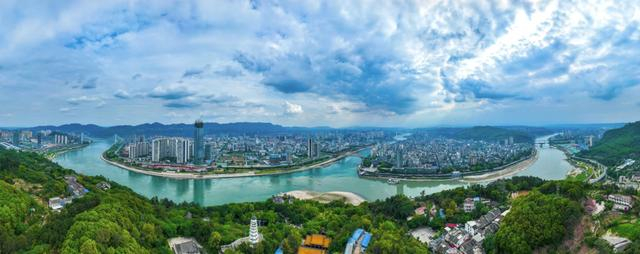 从东山白塔，可以俯瞰三江口。（庄歌尔 摄）