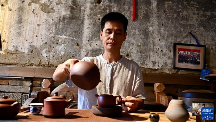 9月5日，在福建武夷山下梅村，武夷山团茶制作技艺传承人邹应文冲泡武夷岩茶。新华社记者 姜克红 摄