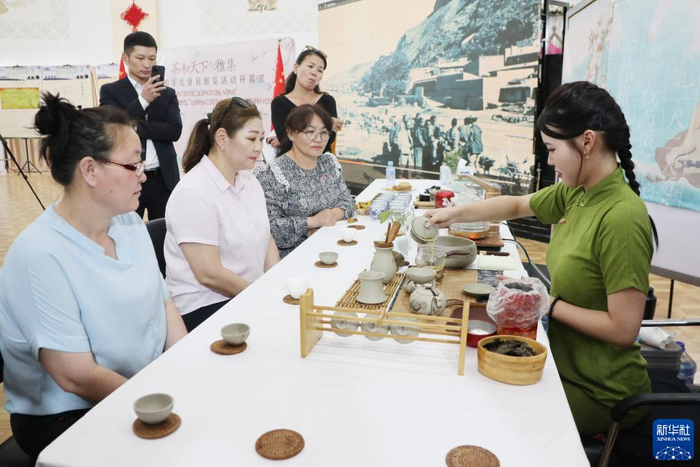 6月16日，人们在蒙古国东戈壁省赛音山达举行的“茶和天下·雅集”活动上品茶。新华社发（苏力雅摄）