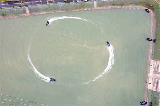 图为武警第二机动总队某支队五中队开展水上课目训练，官兵驾驶橡皮艇呈环形队形。周小波 摄