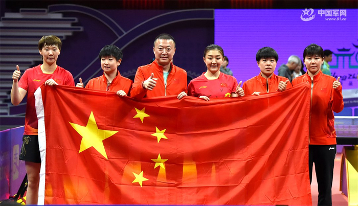 图为颁奖仪式后获奖运动员和主教练马琳合影.宋雯&nbsp;摄