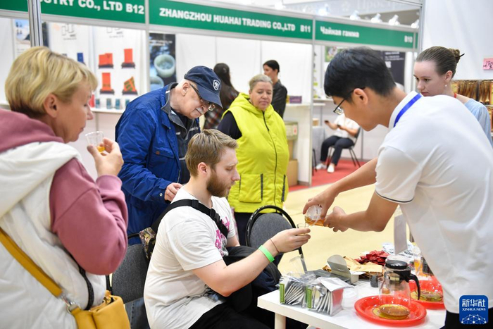 7月14日，参观者在俄罗斯莫斯科茶业博览会上品茶。新华社发（亚历山大摄）
