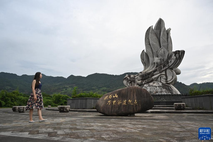 9月5日，新华社俄罗斯籍记者玛莎在福建武夷山下梅村的“武夷山万里茶道起点”雕塑参观。新华社记者 姜克红 摄