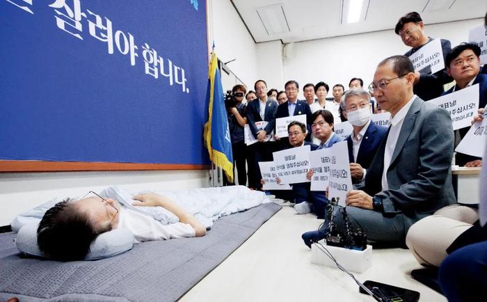 9月15日，韩国首尔，绝食斗争第16天的李在明在国会党代表办公室会见了民主党议员。