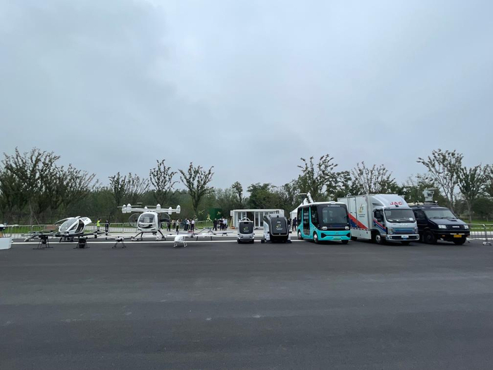 图为合肥骆岗公园内的无人机器和运输工具（中国航空工业集团有限公司供图）