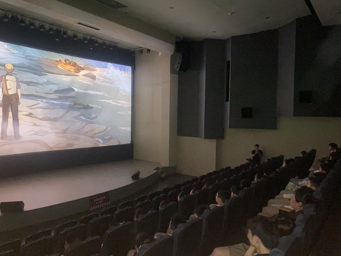 两江新区“影院课堂”邀请重庆两江新区金山学校上百名学生到电影院观看电影《火凤重天》。两江新区融媒体中心供图