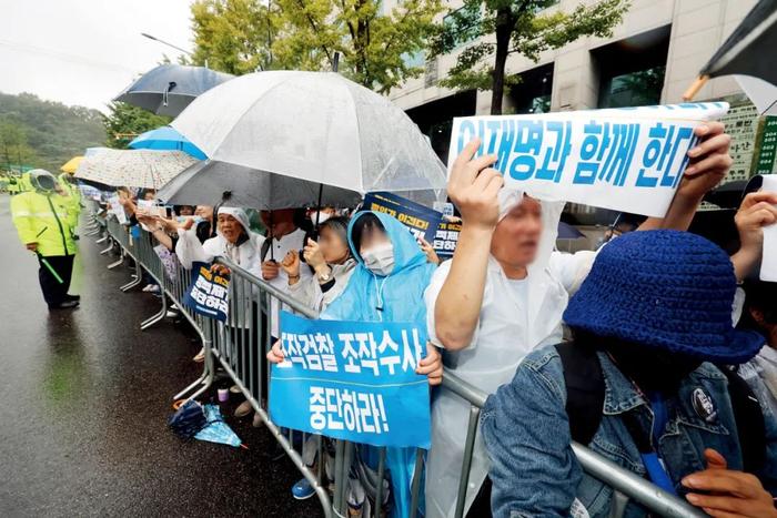9月26日，李在明的支持者们在首尔中央地方法院附近举行抗议。本文图/视觉中国