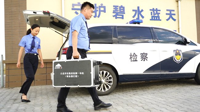 克什克腾旗检察院检察技术人员携带快速检测设备对草原周边水域进行水质检测。