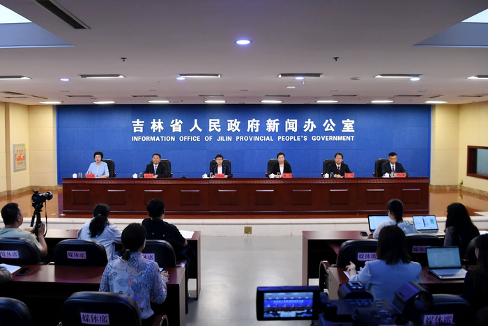 《关于促进消费的若干措施》新闻发布会 罗浩 摄