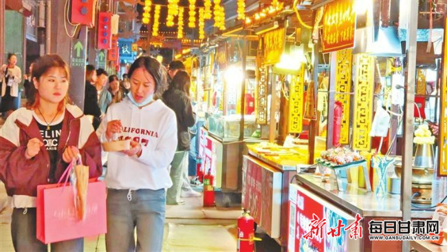 游客逛兰州夜市。