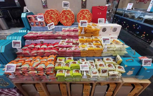 北京一家商超的月饼销售区。 新京报首席记者 郭铁 摄