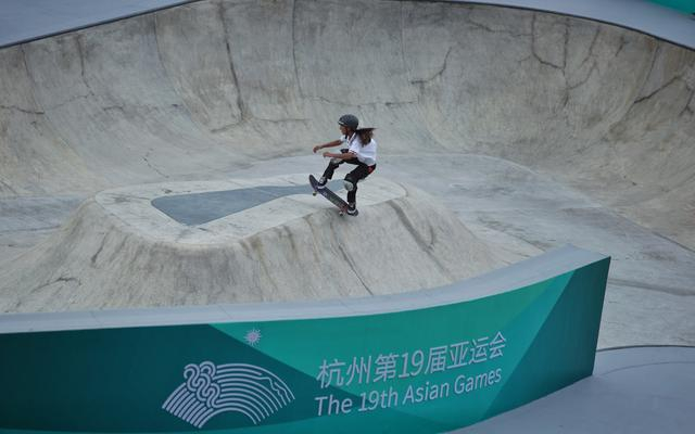 20岁的李玉娟已是中国滑板队年龄最大的队员。  新京报记者 薛珺 摄