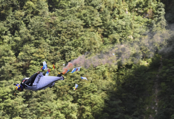 上周，中国选手张树鹏在比赛中击穿靶标，最终他获得季军。新华社发