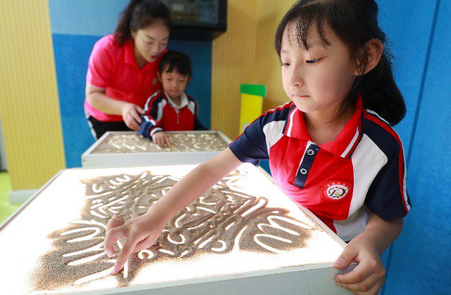 9月15日，敦煌市幼儿园小朋友在手绘沙画。