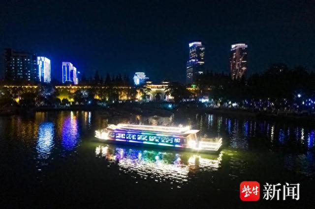 游船赏月（资料图）