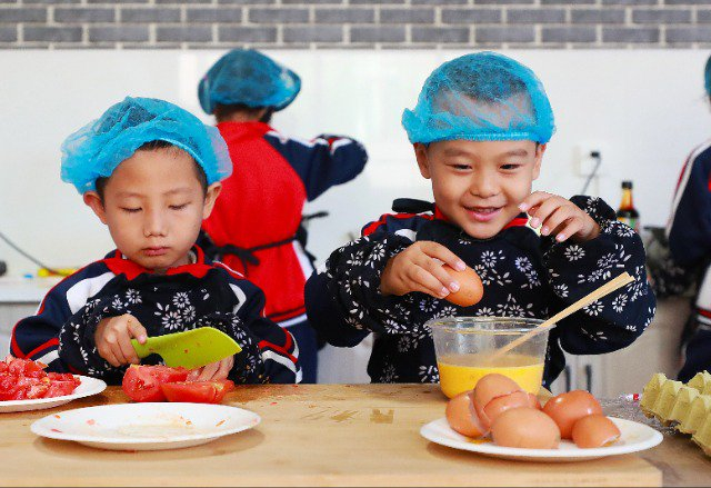 打鸡蛋、切西红柿，敦煌市幼儿园为西红柿炒鸡蛋做准备。
