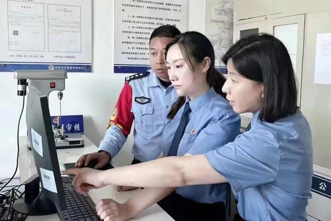 苏家屯区检察院检察官利用侦查监督平台调取数据、查找线索。