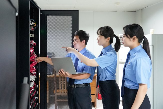 平桥区检察院数字检察专班在调试大数据服务器。