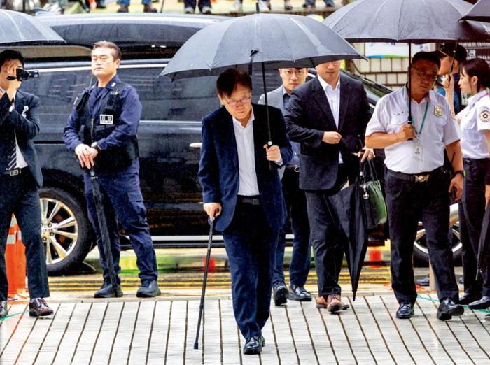 9月26日，韩国首尔中央地方法院，韩国共同民主党党首李在明拄着拐杖走向法庭。