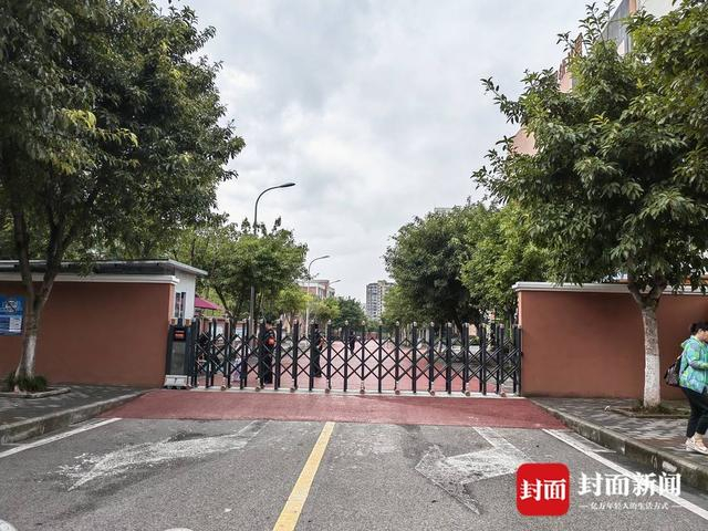 西南大学附属小学缙云校区大门口。李茂佳/摄
