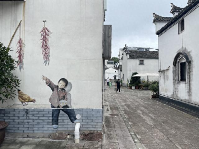 农房上的墙绘。于量 摄