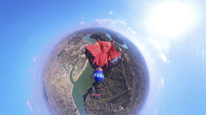 超高速飞行状态下的翼装全景视角。