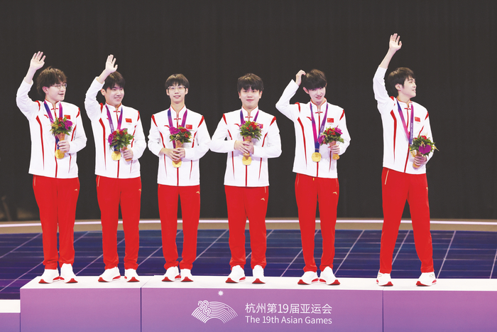     中国队6名队员站上杭州亚运会王者荣耀亚运版本决赛冠军领奖台（视觉中国供图）