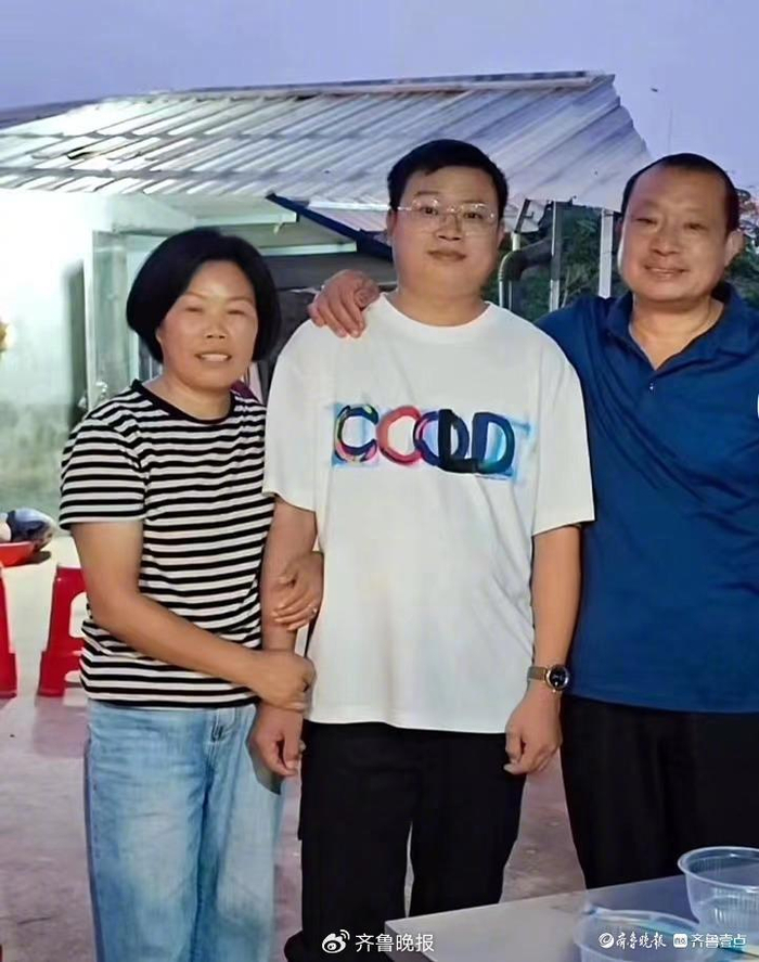 吴学先夫妻俩与儿子陈昊合影
