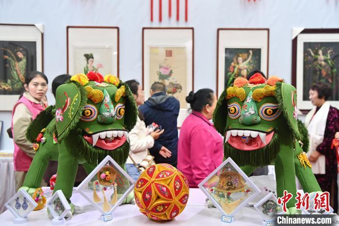 图为香包刺绣作品展览。九美旦增 摄