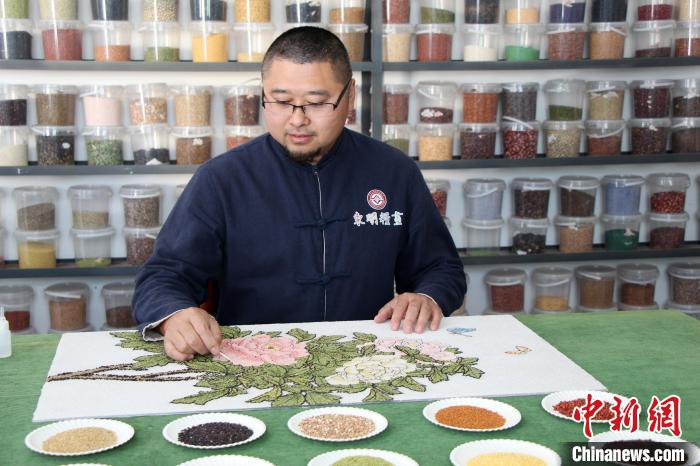 东明粮画传承人韩国瑞正在制作粮画。 受访者供图