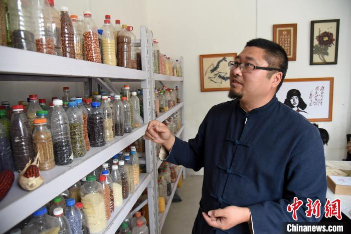 韩国瑞正在挑选粮画所用原料。 受访者供图