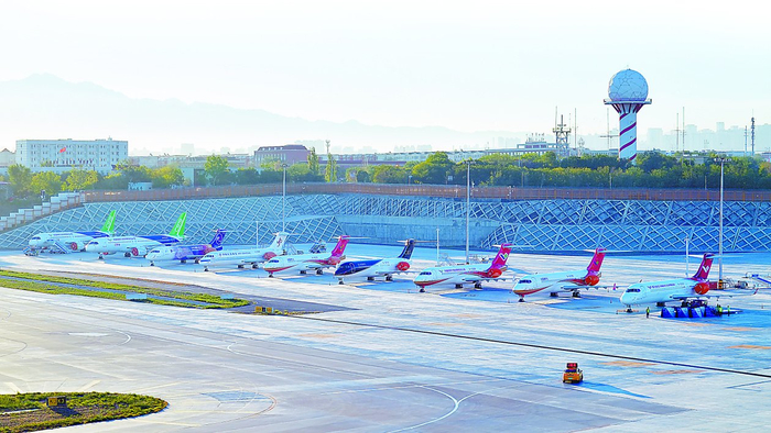 中国商飞9架飞机齐聚新疆。王脊梁 摄