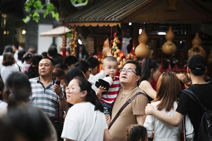 游客在成都宽窄巷子 图片来源：每经记者 张建 摄