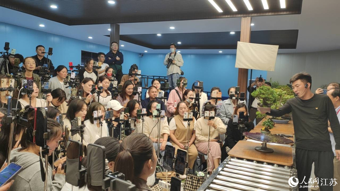 在扎下镇艺森园，矩阵直播盆景拍卖的现场气氛热烈。人民网 黄启源摄