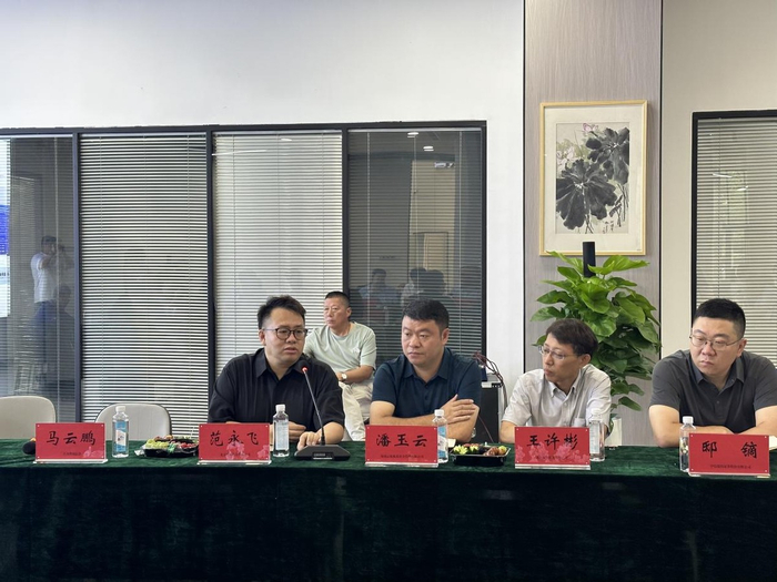 企业家们踊跃发言