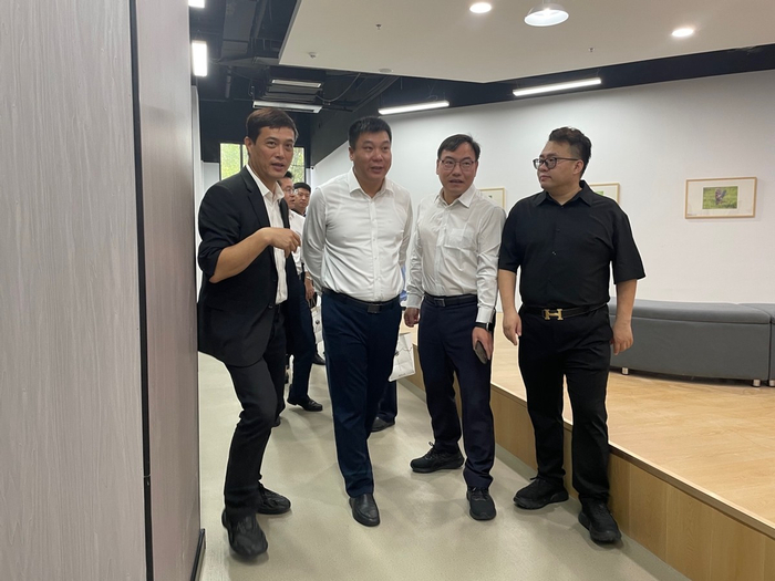 泗阳县常委、常务副县长封其兵参观园区内部环境