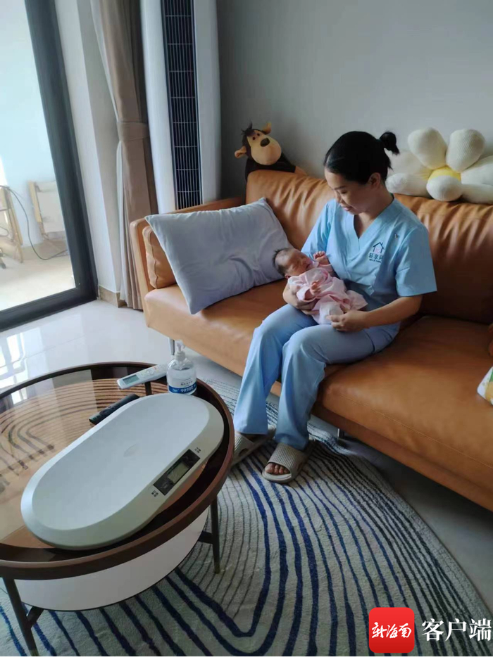 年轻月嫂王静怡和雇主宝宝。受访者供图