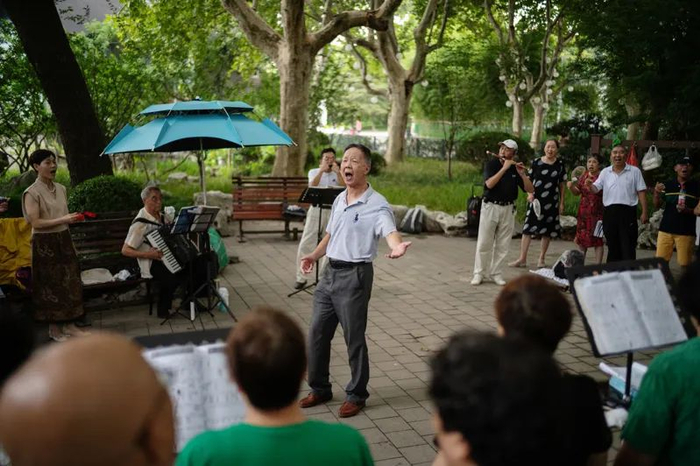 68岁的徐利勇指挥欢歌笑语合唱团