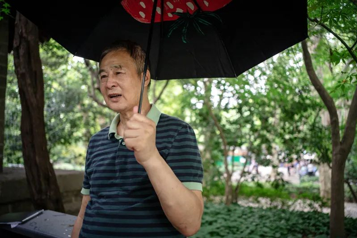 68岁的汤策在鲁迅纪念亭前