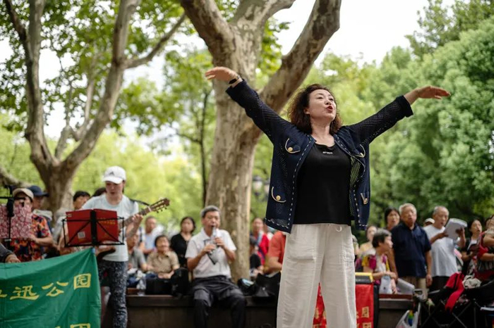 50岁的韩金红是上海鲁迅公园86乐队合唱团指挥