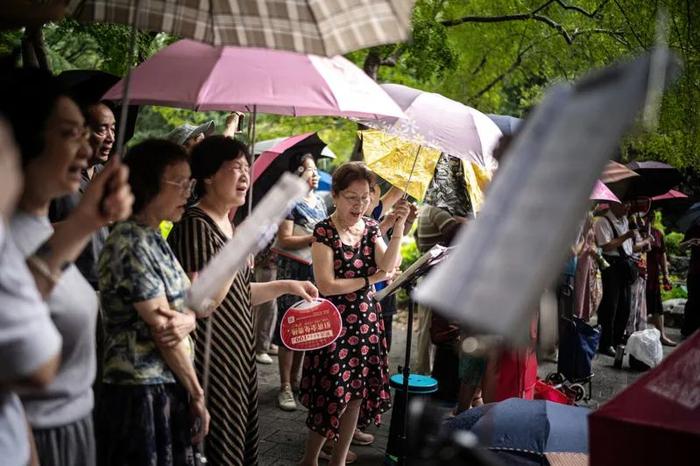 下雨天也不怕，打着伞继续唱歌