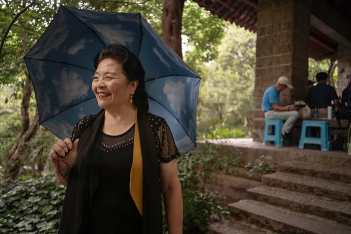 75岁的杜瑶姬是鲁迅纪念亭歌队队长