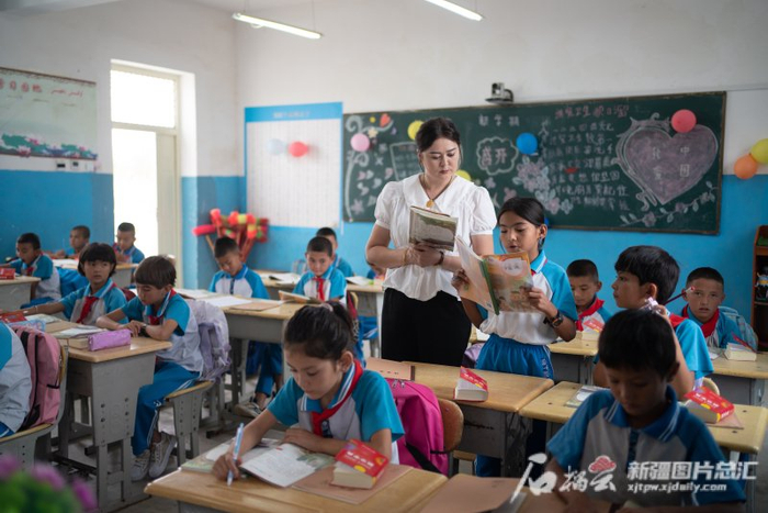 达里雅布依乡中心小学，孩子们在教室里上课。石榴云/新疆日报记者 加木布拉提·马那尔别克摄