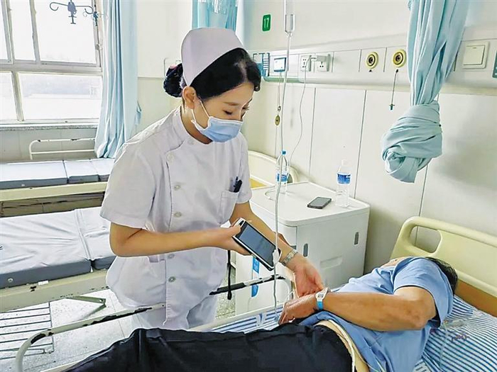     文安县医院应用了“移动护理”管理软件，通过专用PDA扫码识别患者基本信息。本报记者 马越  本报通讯员 郭旗 摄