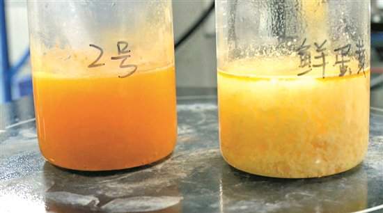 真蛋黄水煮搅拌后较澄清呈浅黄色，咸蛋黄制品则呈均匀黏稠状