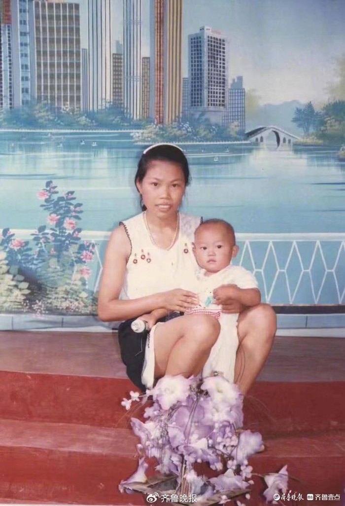 陈昊小时候跟妈妈的合影