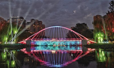 9月11日，获评第二届“北京城市更新最佳实践”项目的亮马河国际风情水岸，友谊桥上演灯光秀。 新京报记者 王飞 摄